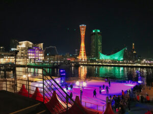 神戸ポートタワーと海洋博物館の灯りが水面に映る夜景