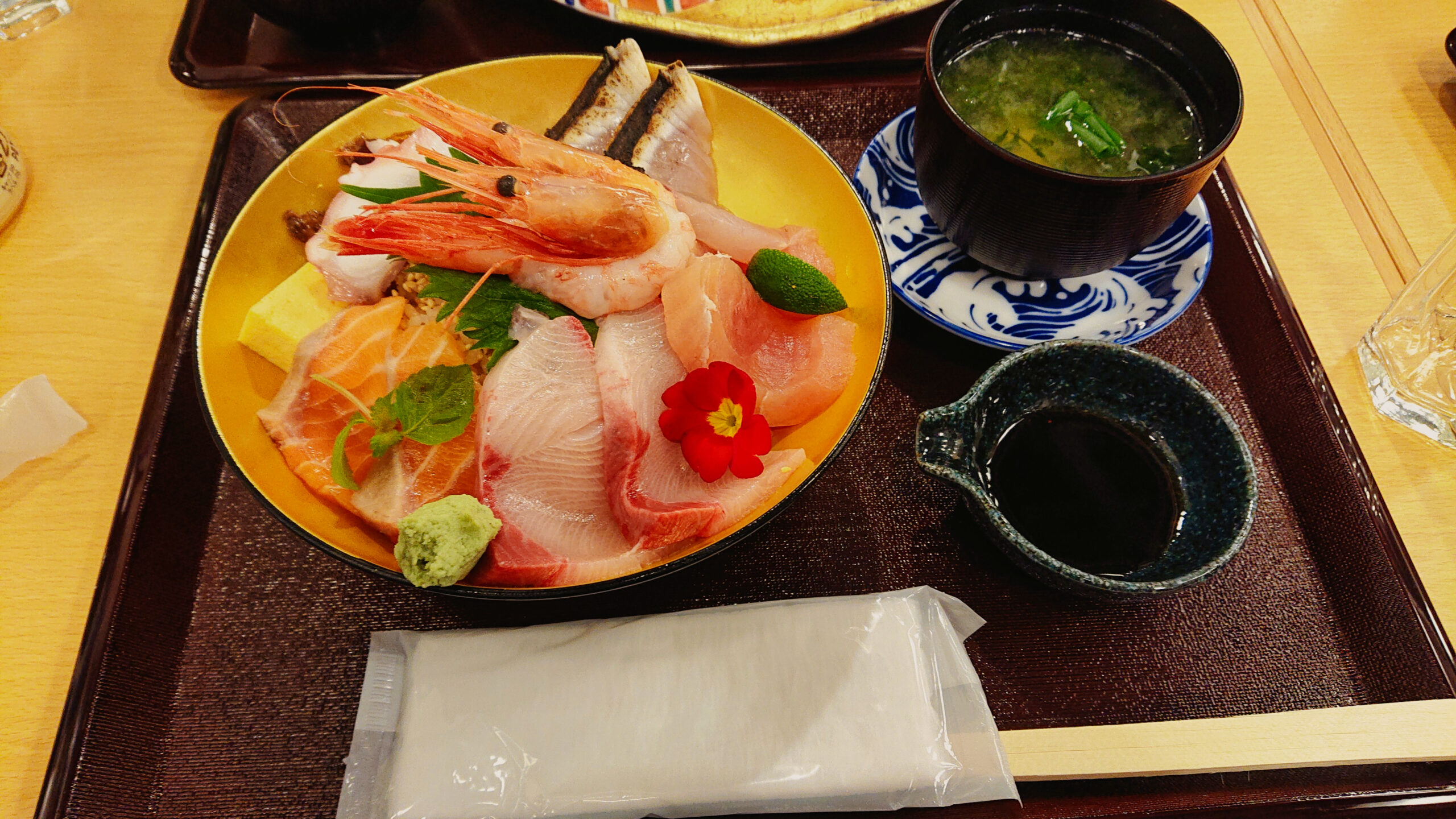 近江町市場で提供された海鮮丼と汁物（2021年11月撮影）