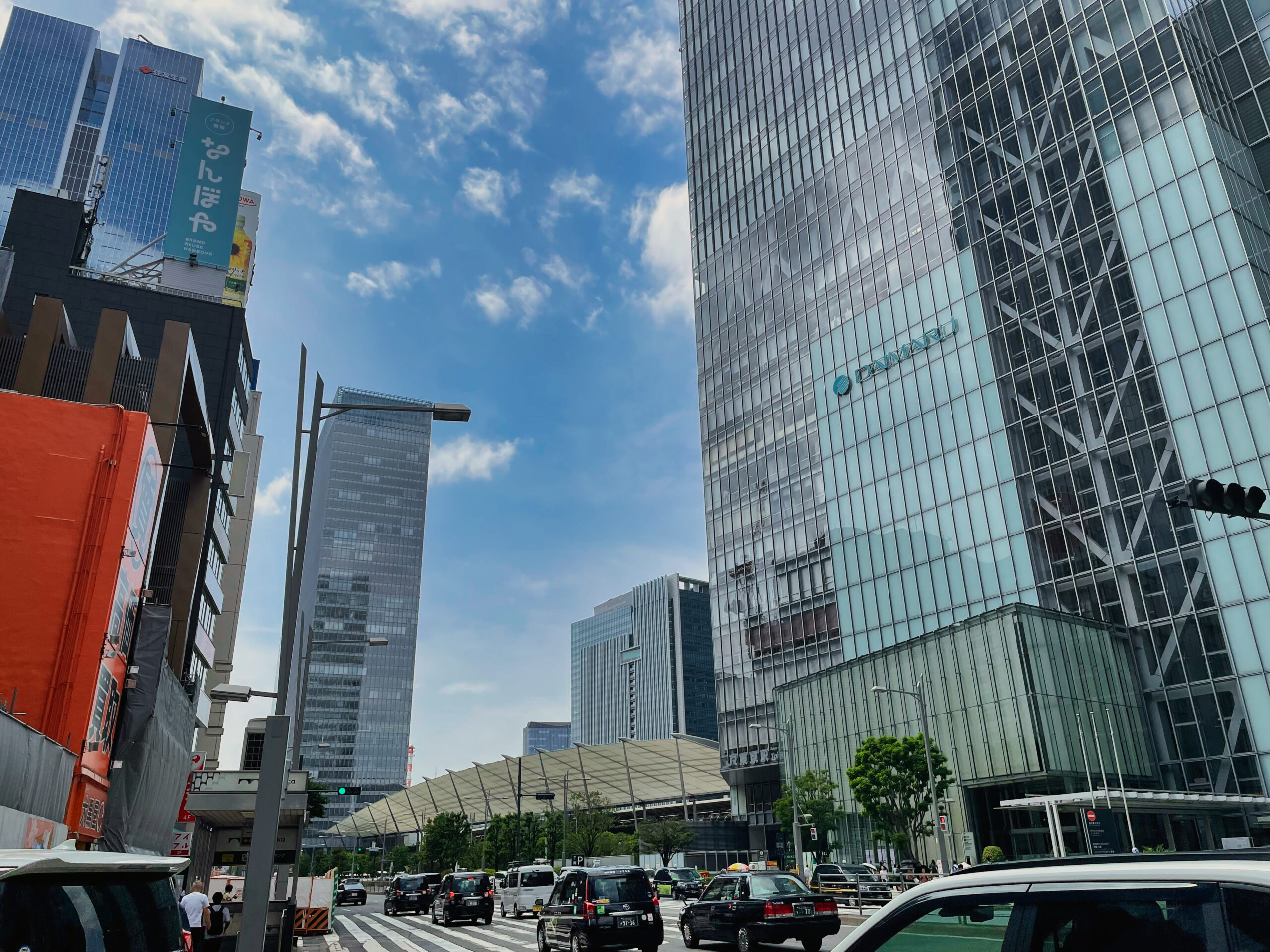 東京駅八重洲口と大丸東京店の建物（2025年8月撮影）