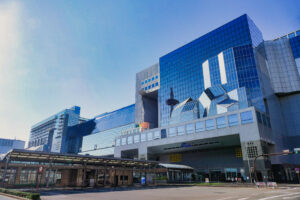 京都駅烏丸中央口側の駅ビル外観