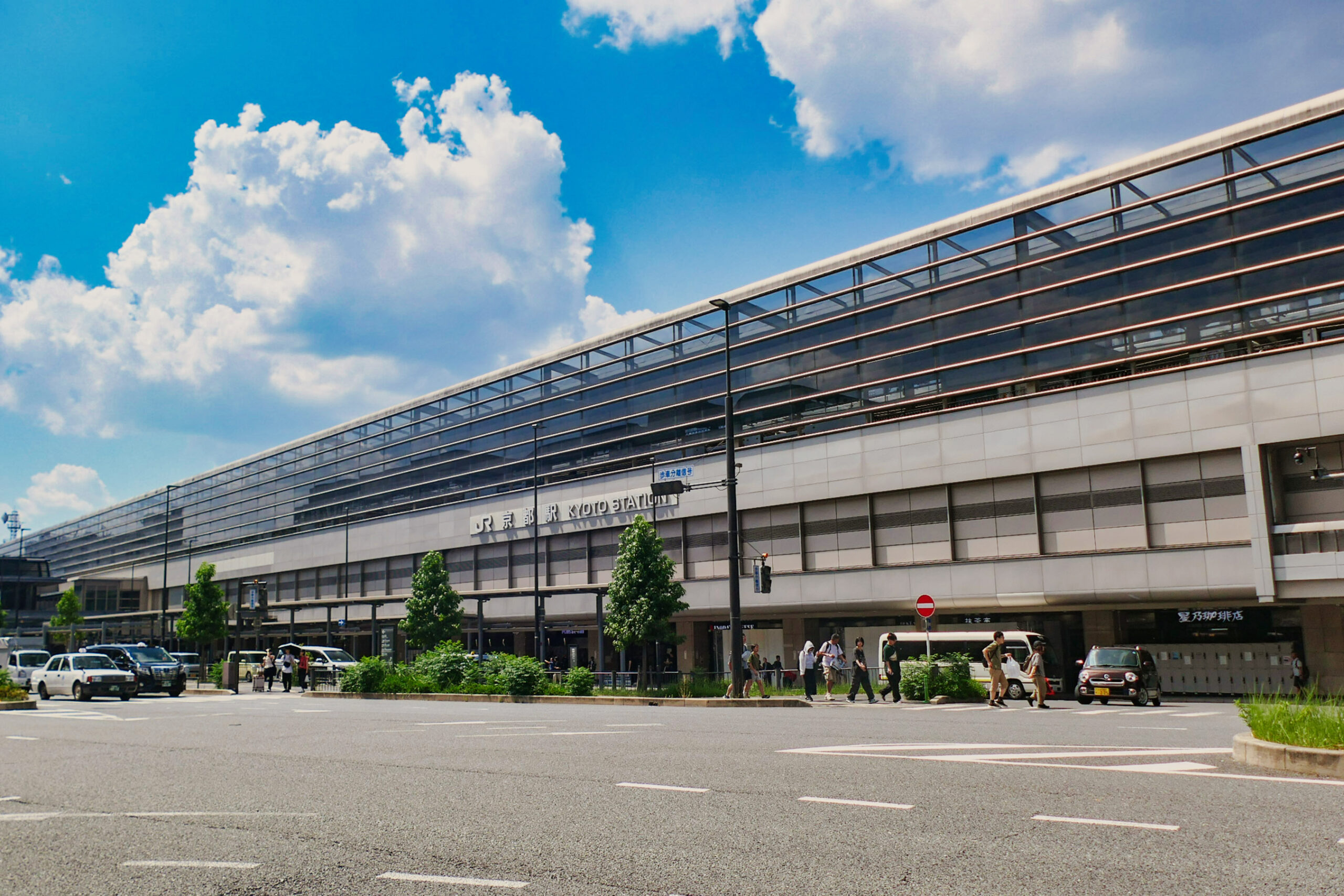 京都駅八条口側の駅舎と駅前道路（2026年7月撮影）