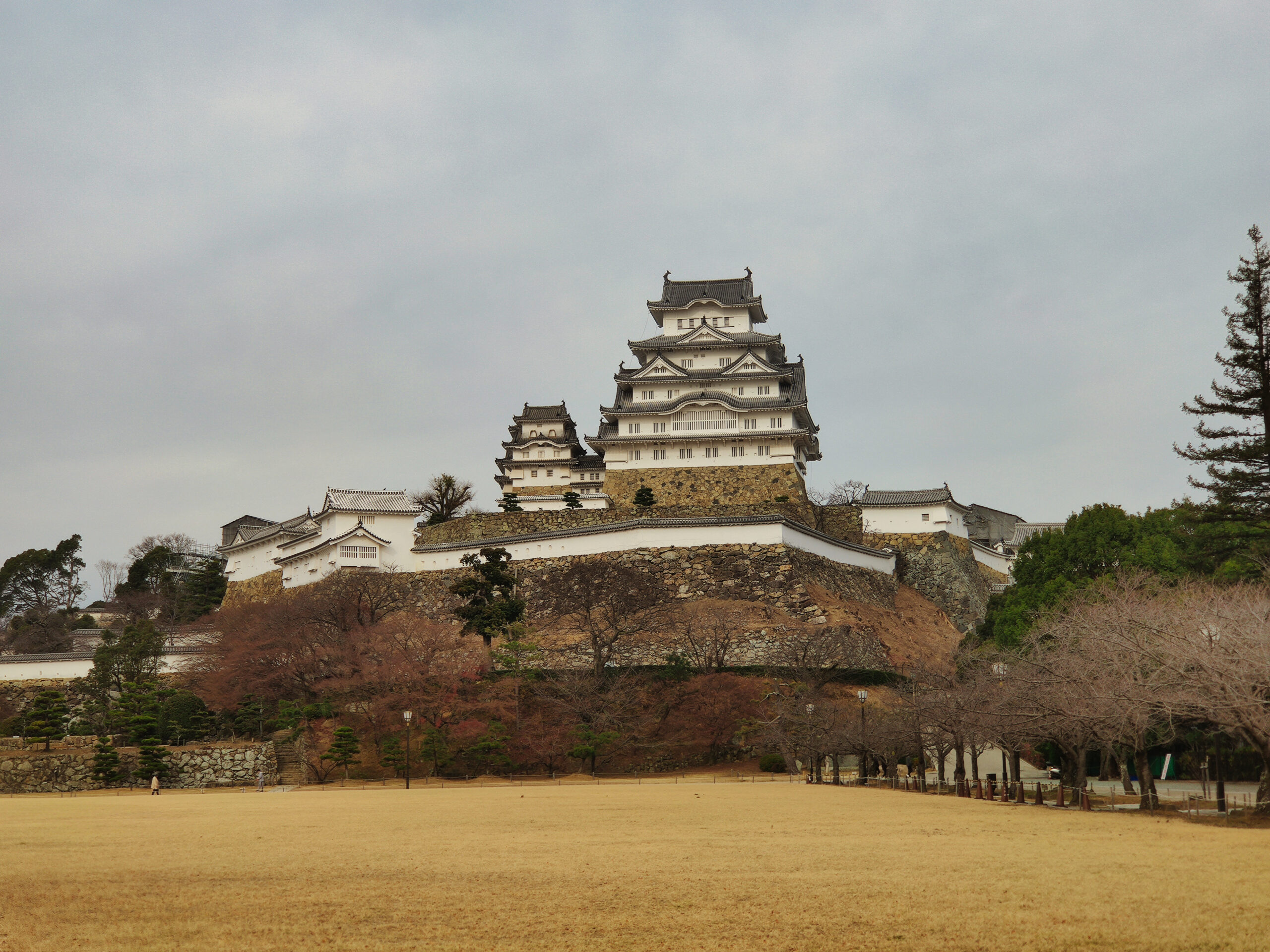 三の丸広場から望む姫路城の天守と石垣(2020年12月撮影)