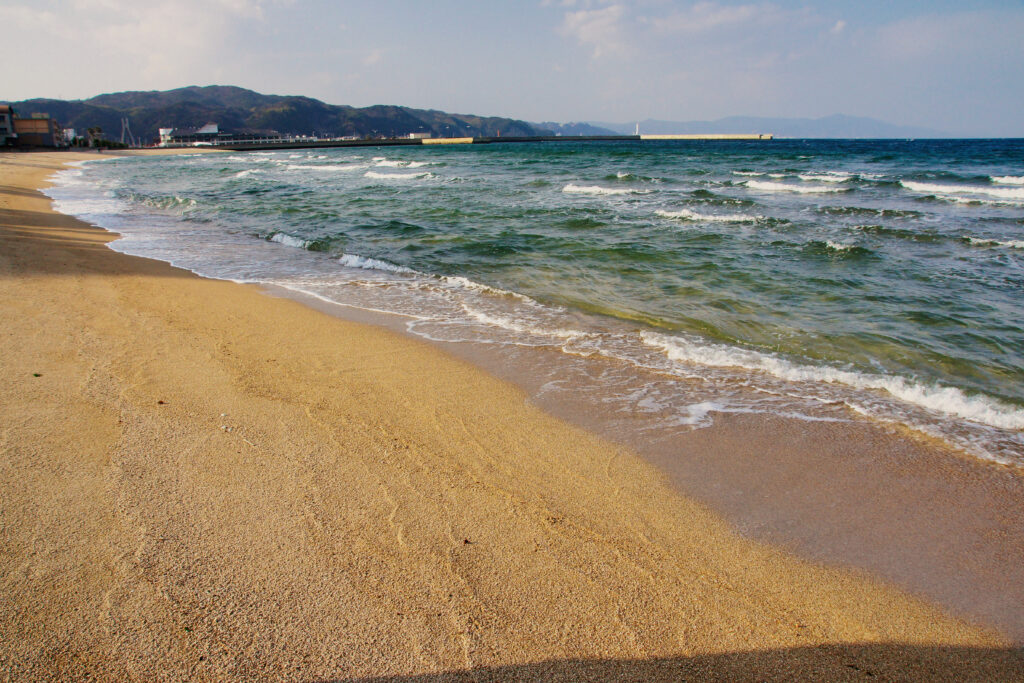 淡路島・洲本市の大浜海岸に寄せる波と砂浜（2013年3月撮影）