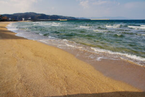 淡路島・洲本市の大浜海岸に寄せる波と砂浜（2013年3月撮影）