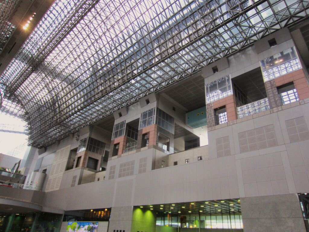 京都駅ビルの大屋根と吹き抜け（2019年撮影）