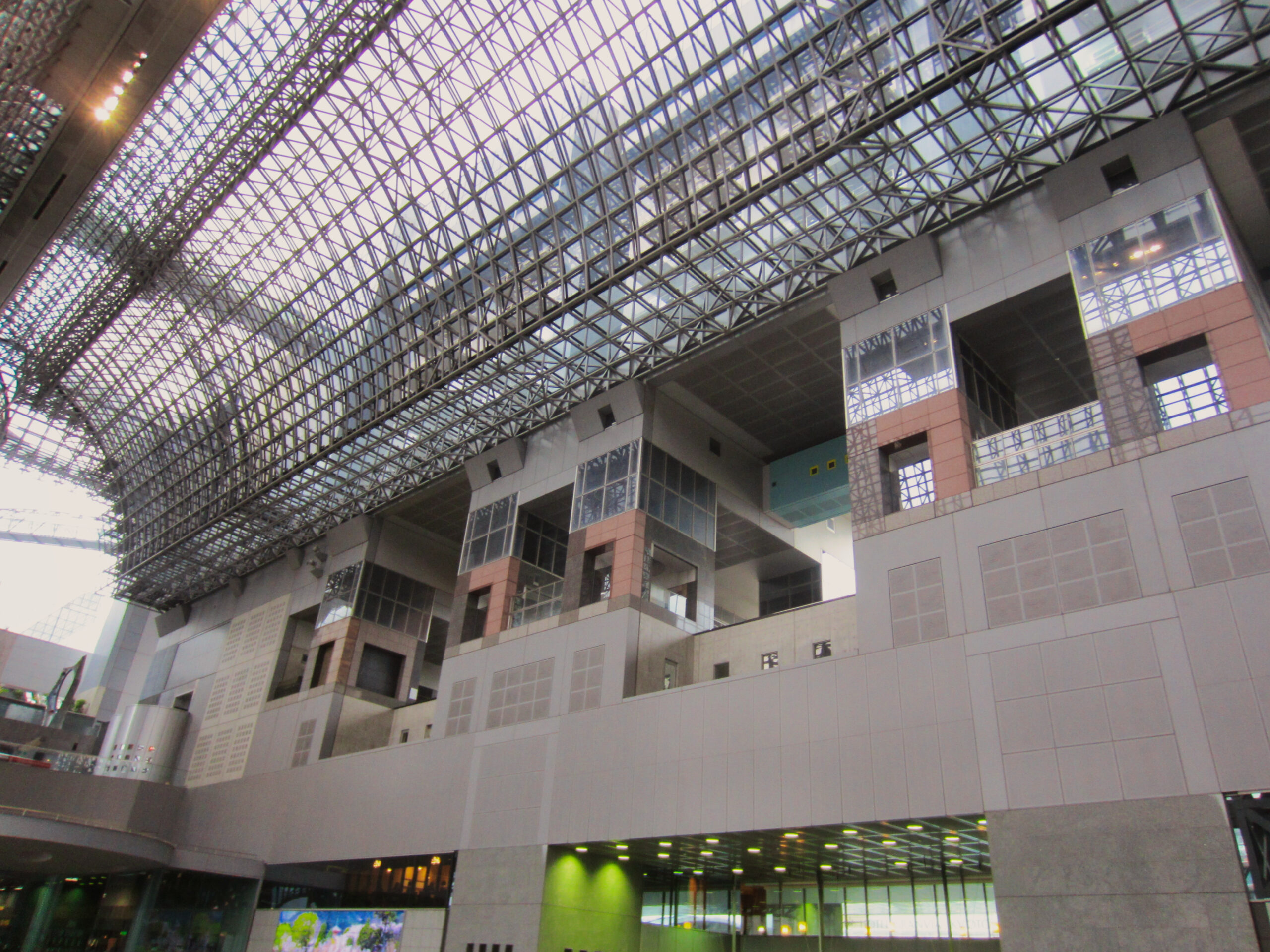 京都駅ビルの大屋根と吹き抜け（2019年撮影）
