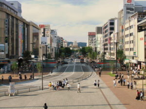 姫路駅側から大手前通り越しに望む姫路城（2015年撮影）