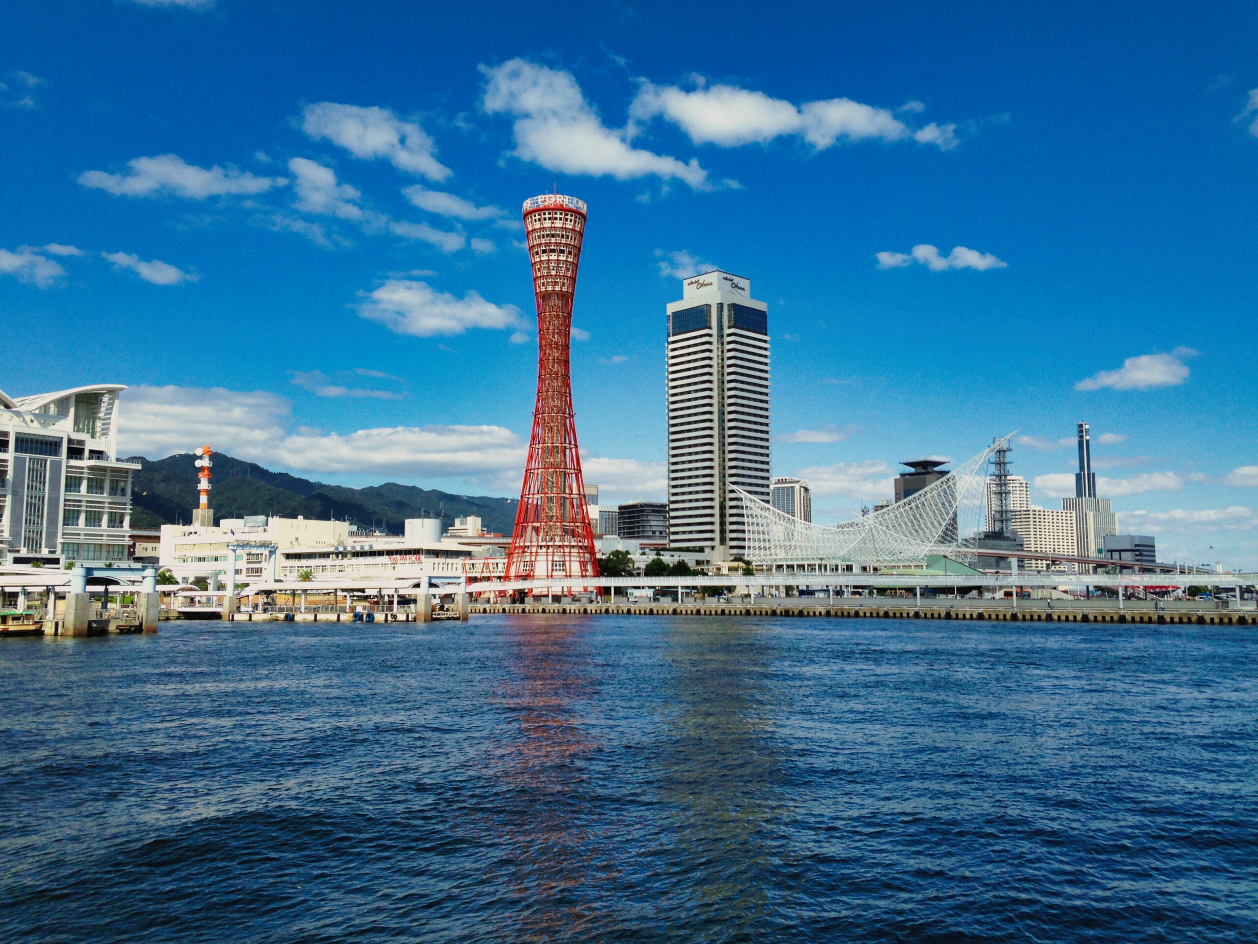 神戸ハーバーランドから望む神戸ポートタワーと港