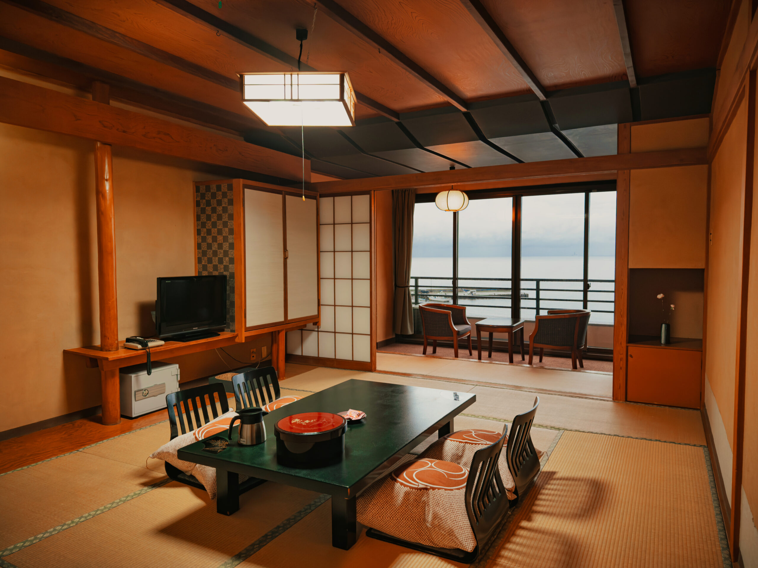 海を望む日本旅館の畳敷き和室