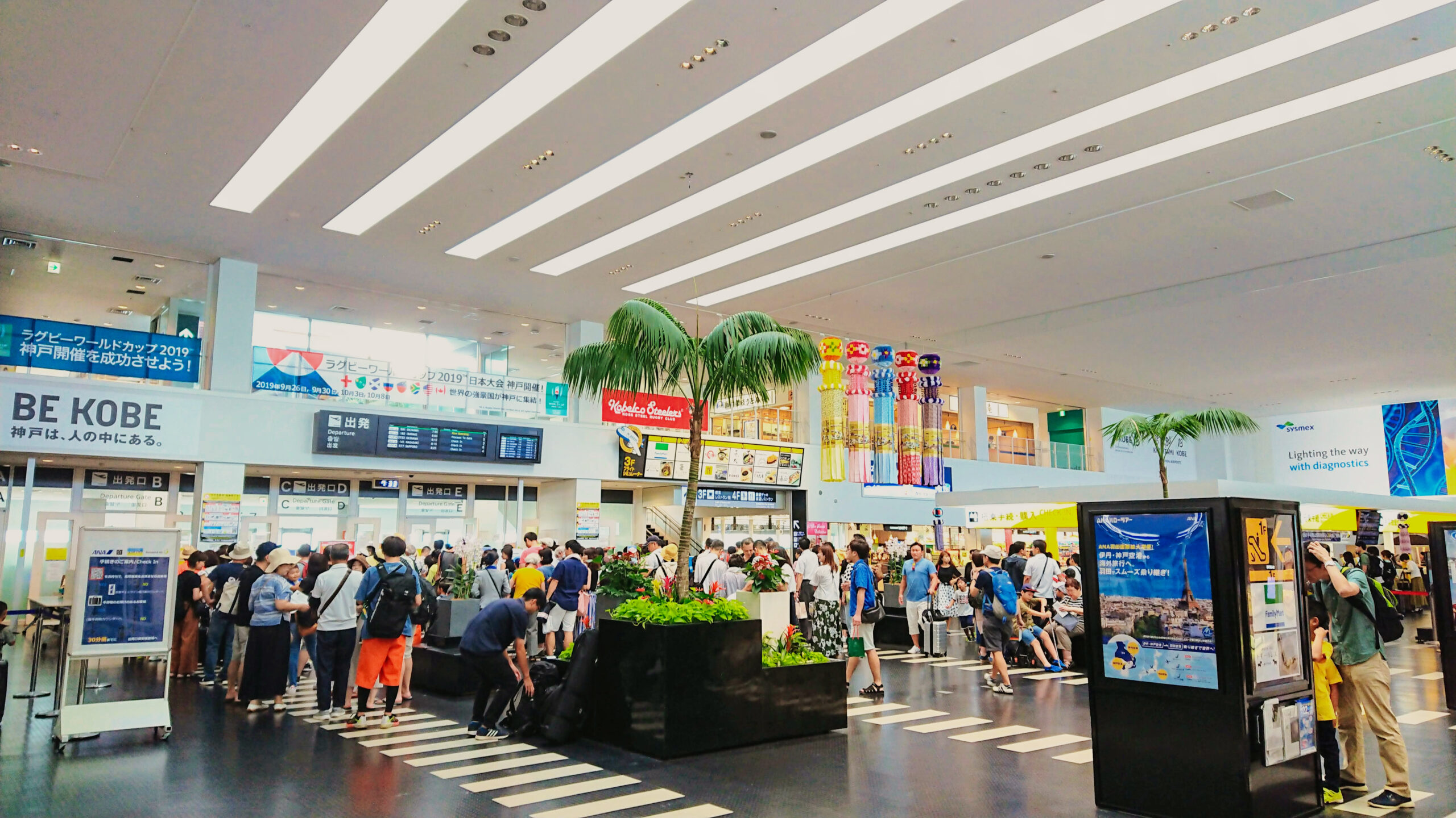 神戸空港第1ターミナル2階の出発ロビーと案内表示(2019年撮影)