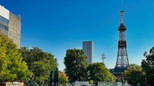 青空の下で緑に囲まれた大通公園とさっぽろテレビ塔