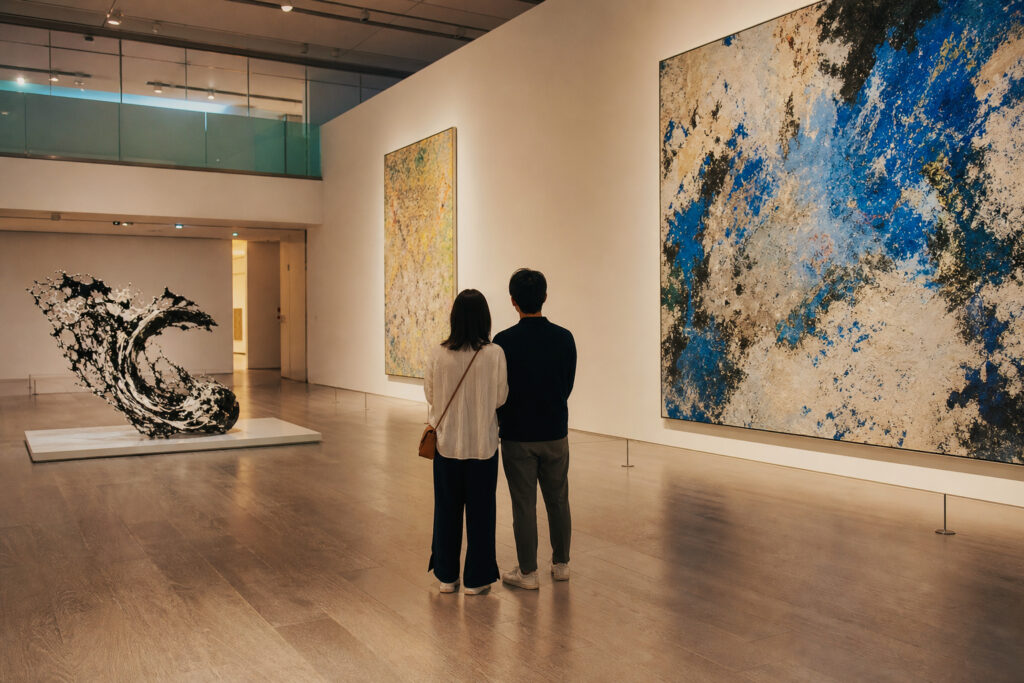 東京の現代美術館で抽象作品を見るカップル